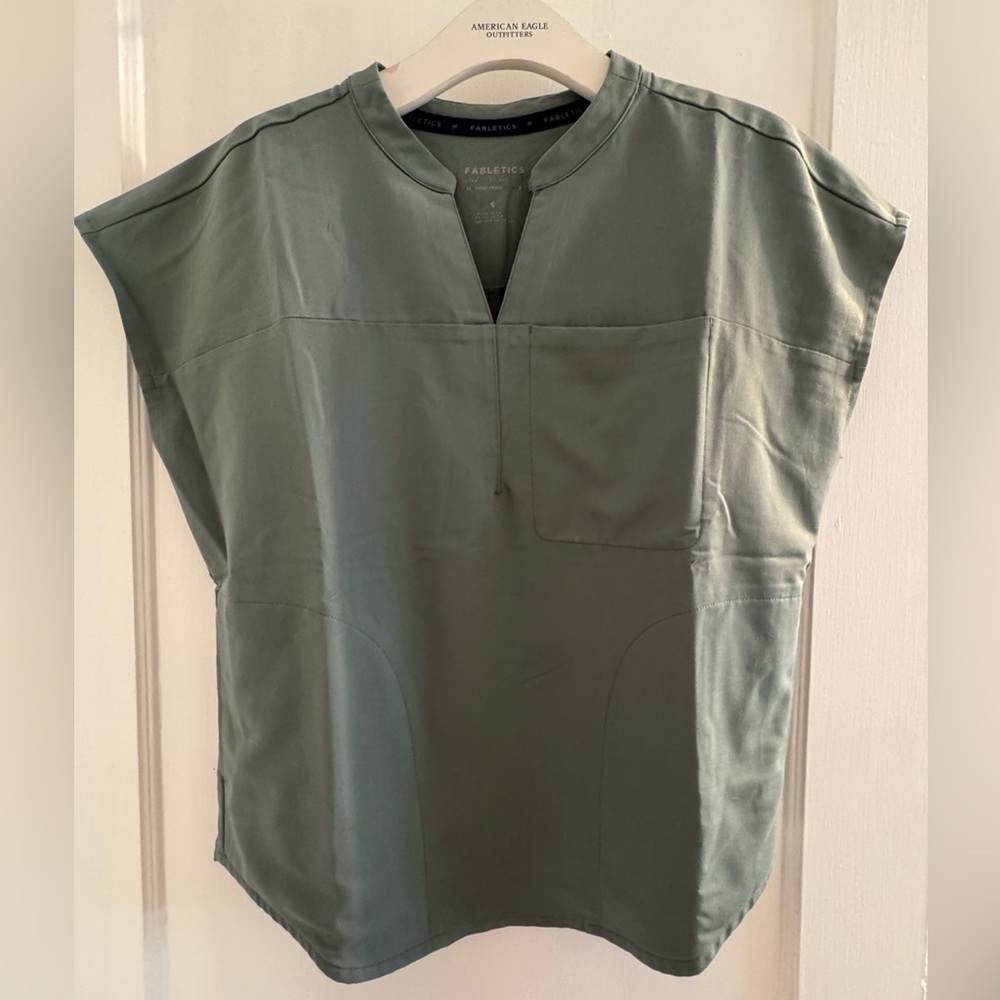 Fabletics Evolve 3 pocket scrub top small Sage